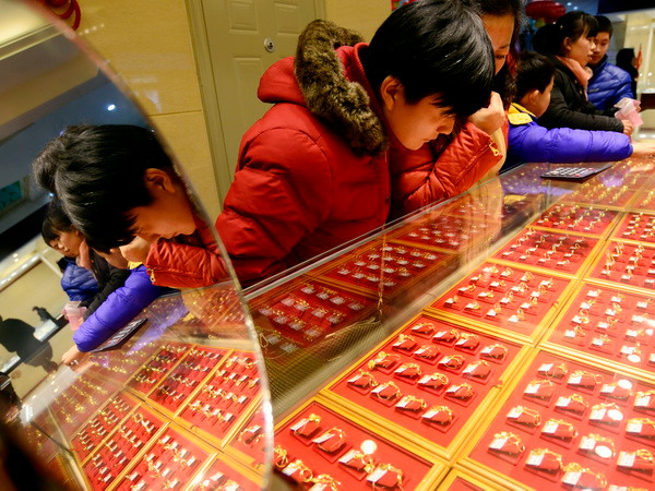 Giá vàng châu Á phục hồi trước thềm cuộc họp chính sách của Fed ảnh 1