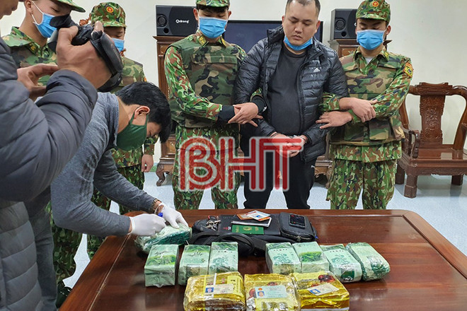 Đối tượng Trần Ngọc Nam và tang vật 11kg ma túy. (Nguồn: baohatinh.vn) Hà Tĩnh: Bắt vụ vận chuyển 11kg ma túy qua biên giới về Việt Nam ảnh 1