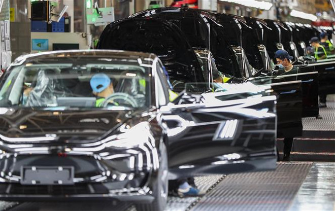 Bên trong nhà máy của Tesla ở Thượng Hải, Trung Quốc. (Ảnh: THX/TTXVN) Mỹ yêu cầu Tesla triệu hồi gần 160.000 xe do lỗi màn hình cảm ứng ảnh 1