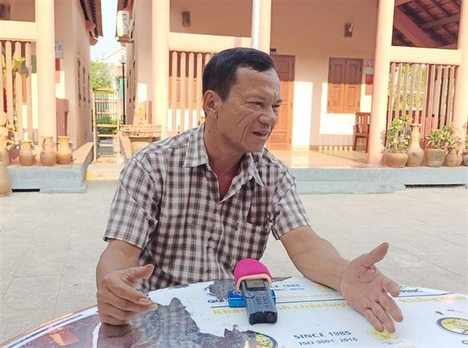 Ông Đàng Chí Quyết trao đổi với các cơ quan truyền thông về gốm truyền thống của làng nghề. (Ảnh: TTXVN phát) Nỗ lực vì sự phát triển của Làng nghề Gốm truyền thống Bàu Trúc ảnh 2