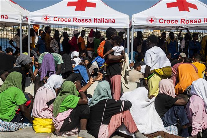 Người di cư trên đảo Lampedusa, Italy. (Ảnh: AFP/TTXVN) Vấn đề di cư bất hợp pháp tại châu Âu - Bài toán khó tìm lời giải ảnh 2