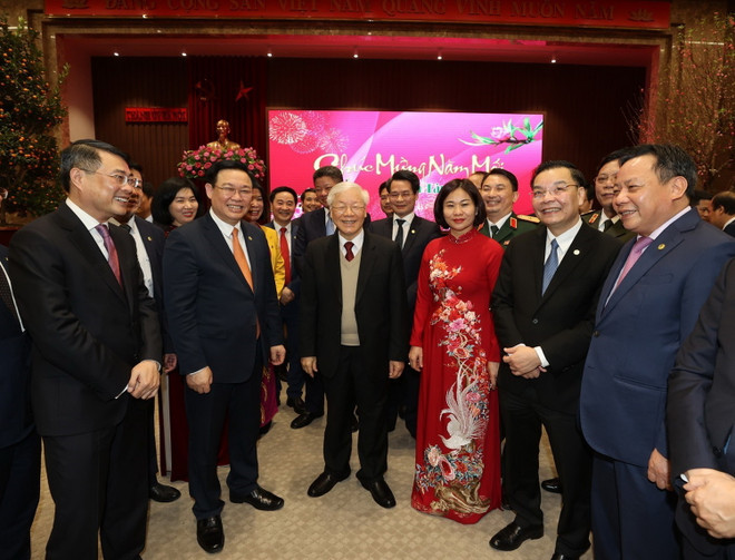 Tổng Bí thư, Chủ tịch nước Nguyễn Phú Trọng với các đại biểu tại Thành uỷ Hà Nội. (Ảnh : Trí Dũng/TTXVN) Tổng Bí thư, Chủ tịch nước chúc Tết Đảng bộ, quân và dân Thủ đô Hà Nội ảnh 1