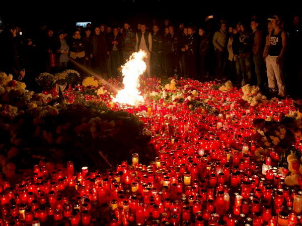 Diễu hành quy mô lớn tưởng nhớ nạn nhân cháy hộp đêm ở Romania ảnh 1