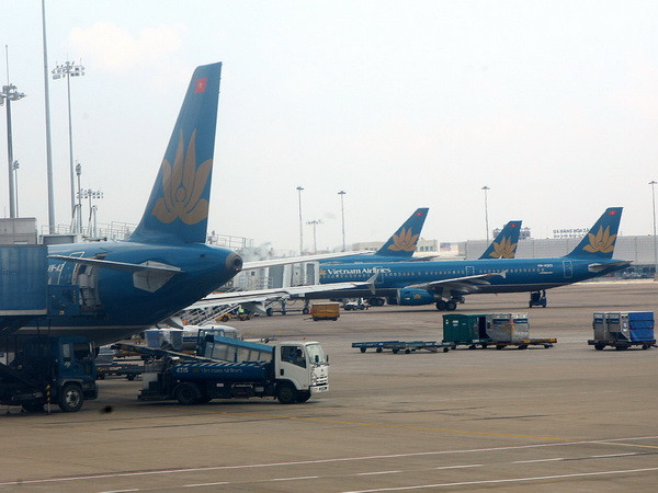 Máy bay của Vietnam Airlines tại sân bay Tân Sơn Nhất. (Ảnh: Huy Hùng/TTXVN) Vietnam Airlines công bố bán đấu giá cổ phần lần đầu công khai ảnh 1