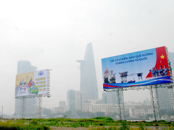 Sương mù bao phủ khu vực trung tâm Thành phố Hồ Chí Minh. (Ảnh: Mạnh Linh/TTXVN) Gió Đông ẩm hoạt động mạnh gây mưa cho nhiều khu vực ảnh 1