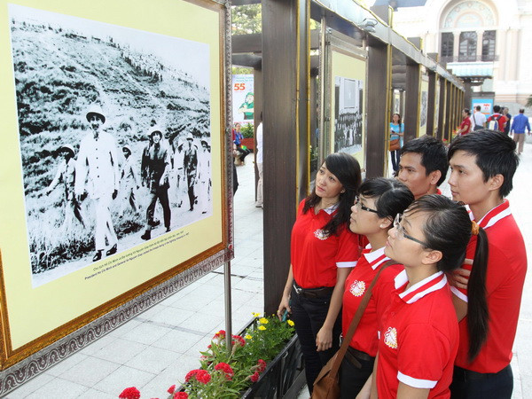 Khách tham quan triển lãm ảnh “Chủ tịch Hồ Chí Minh sống mãi trong lòng dân tộc Việt Nam.” (Ảnh: Thanh Vũ/TTXVN) Khai mạc Triển lãm kỷ niệm 124 năm Ngày sinh nhật Bác ảnh 1