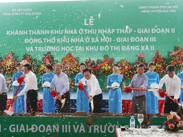 Lễ động thổ xây dựng 1.500 căn hộ nhà ở xã hội và trường học tại khu đô thị ĐẶng Xá II. (Ảnh: Minh Nghĩa/Vietnam+) Động thổ xây dựng thêm 1.500 căn nhà ở xã hội tại Hà Nội ảnh 1