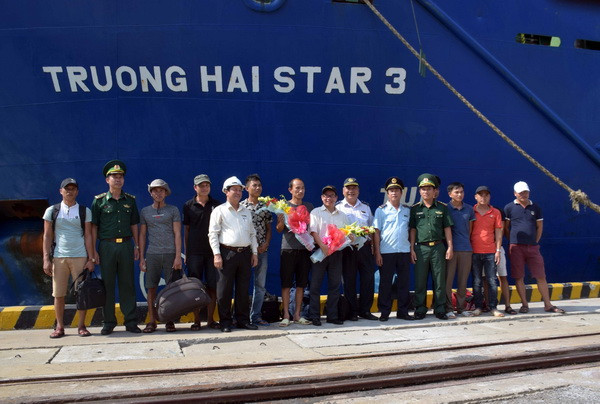 Đưa 9 thuyền viên tàu An Phú 868 bị chìm ngoài biển vào bờ an toàn ảnh 1