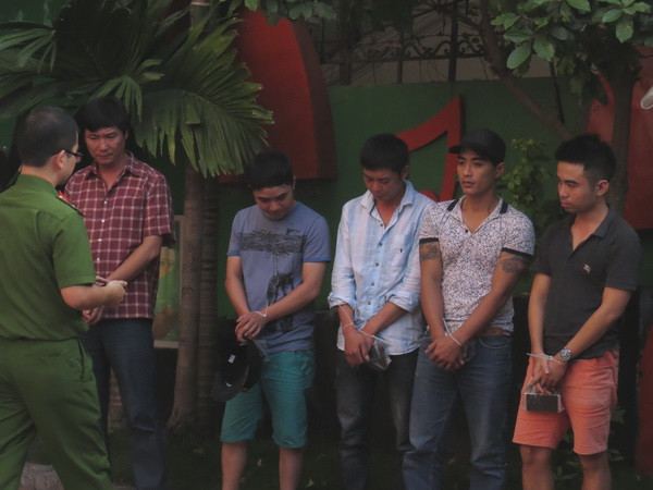 Phát hiện hàng chục thanh niên dùng ma túy trong quán karaoke ảnh 1