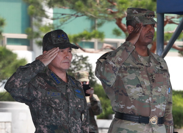 Chủ tịch JCS Jeong Kyeong-doo (trái) và Tư lệnh USFK Vincent Brooks. (Ảnh: Yonhap/TTXVN) Tướng Mỹ tại Hàn Quốc báo cáo về tình hình phòng thủ của đồng minh ảnh 1
