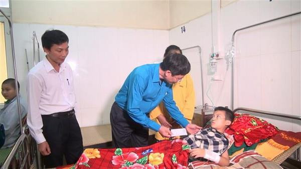 Thăm hỏi các nạn nhân vụ án mạng tại trường học ở Thanh Hóa ảnh 1