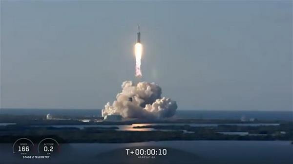 Tên lửa Falcon Heavy đưa vệ tinh viễn thông Arabsat-6A của Saudi Arabia lên quỹ đạo tại bãi phóng Mũi Canaveral, bang Florida (Mỹ). (Nguồn: AFP/TTXVN) SpaceX phóng tàu vũ trụ đưa 2.500kg thiết bị nghiên cứu lên ISS ảnh 1