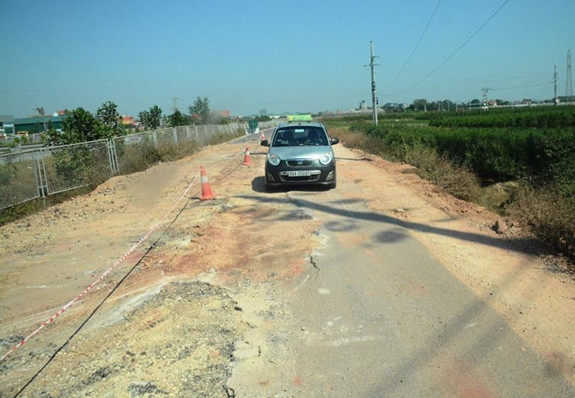 Xe quá tải 'cày nát' tuyến đường gom cao tốc Bắc Giang-Lạng Sơn ảnh 1