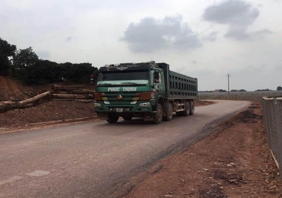 Xe quá tải 'cày nát' tuyến đường gom cao tốc Bắc Giang-Lạng Sơn ảnh 2