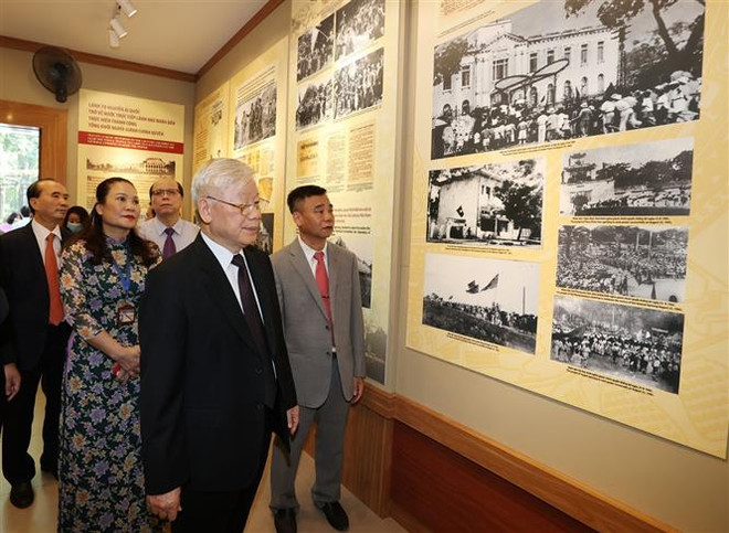 Tổng Bí thư, Chủ tịch nước dâng hương tưởng niệm Chủ tịch Hồ Chí Minh ảnh 3