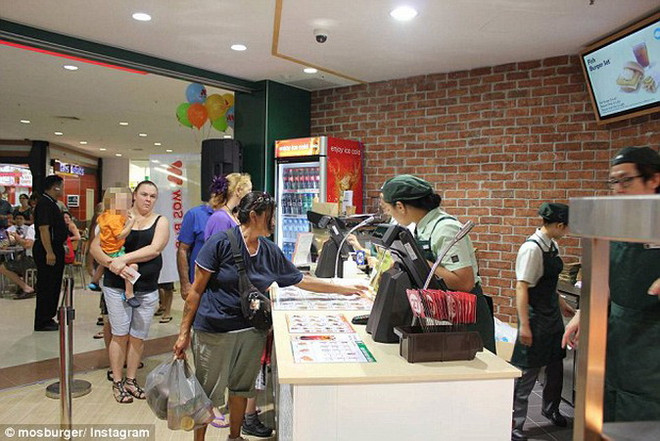 Gần 30 người bị ngộ độc tại chuỗi nhà hàng MOS Burger ở Nhật Bản ảnh 1