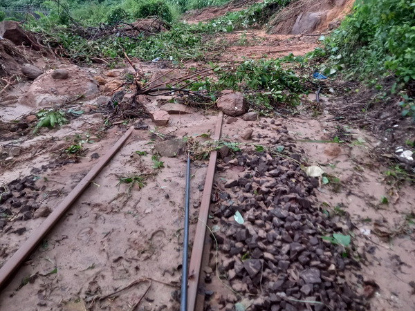 Đà Nẵng: Khẩn trương khơi thông các tuyến giao thông sau lũ lụt ảnh 1