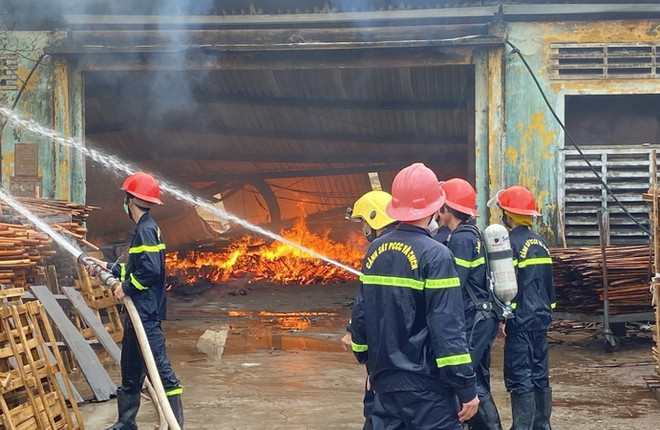 Bắc Giang: Khống chế được đám cháy tại cơ sở chế biến gỗ ảnh 1