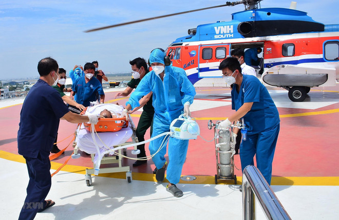 Chuyển bệnh nhân từ trực thăng xuống Bệnh viện Quân y 175. (Ảnh minh họa: TTXVN phát) Trực thăng đưa bệnh nhân từ huyện đảo Trường Sa vào đất liền điều trị ảnh 1