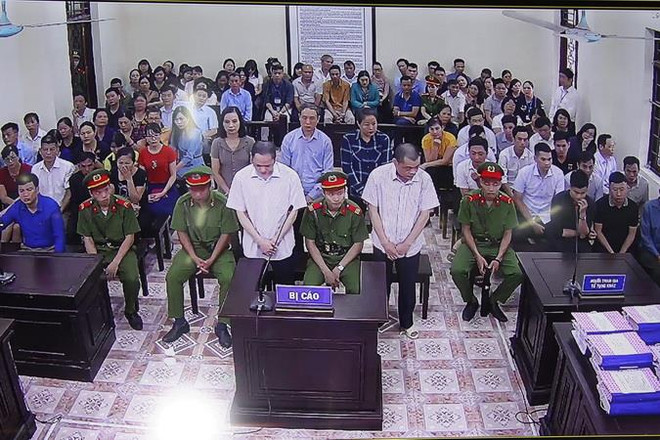 Quang cảnh phiên tòa sáng 14/10. (Ảnh chụp màn hình: Nguyễn Chiến/TTXVN Mở lại phiên tòa xét xử sơ thẩm vụ gian lận thi cử ở Hà Giang ảnh 1