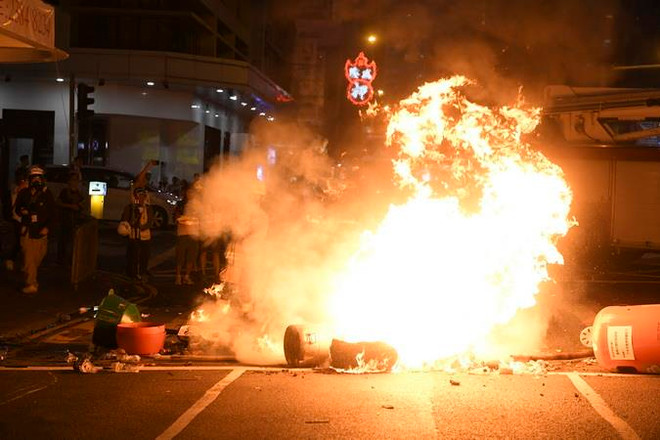 Người biểu tình Hong Kong tấn công cảnh sát bằng thiết bị nổ tự chế ảnh 1