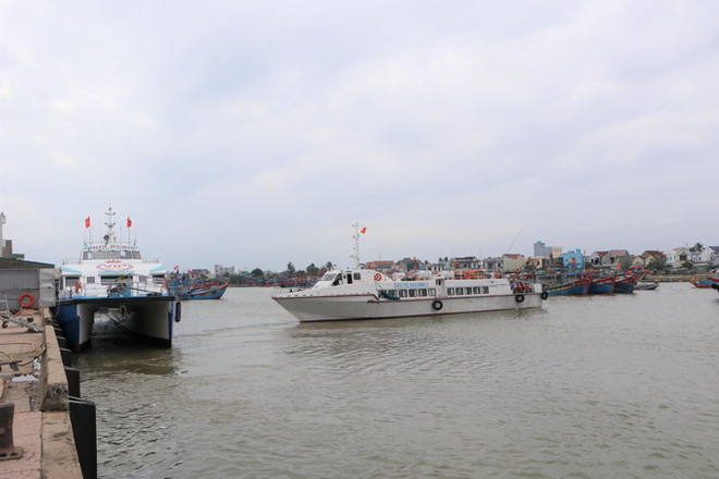 Những chuyến tàu cuối đưa người dân Lý Sơn về quê đón Tết Quý Mão ảnh 1