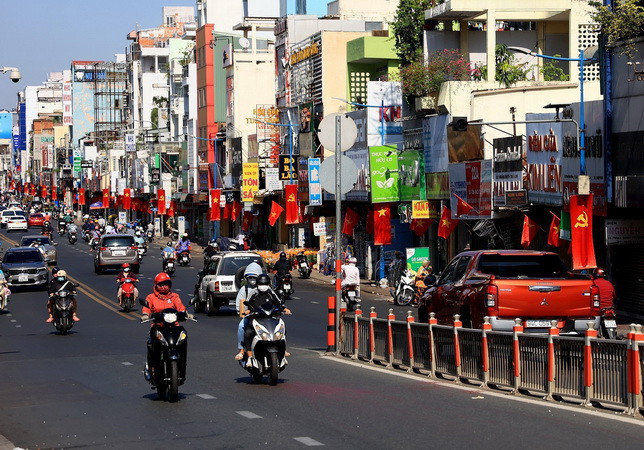 Đường Phan Đình Phùng, phường 2, quận Phú Nhuận, rực rỡ sắc cờ Đỏ. (Ảnh: Hồng Đạt/TTXVN) Thành phố Hồ Chí Minh: Dấu ấn và kỳ vọng những động lực mới ảnh 2