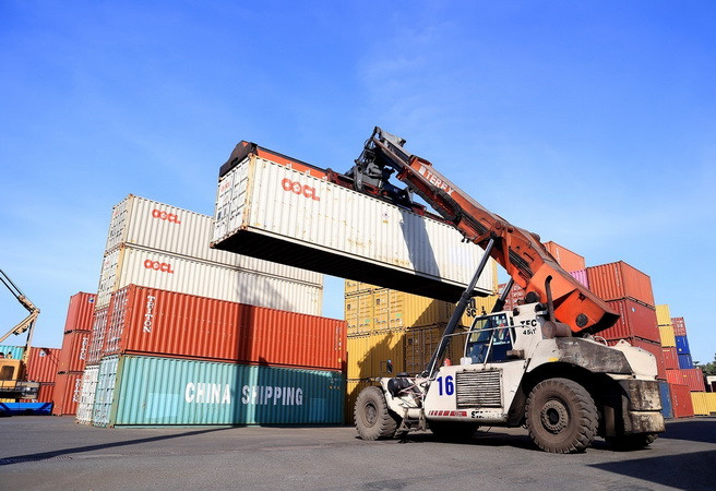 Xếp dỡ container tại Cảng Phước Long ICD. (Ảnh: Hồng Đạt/TTXVN) Thành phố Hồ Chí Minh: Dấu ấn và kỳ vọng những động lực mới ảnh 1
