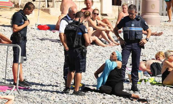 4 viên cảnh sát Pháp bao vây, bắt một phụ nữ cởi đồ bơi burkini ảnh 1