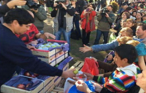 Nông dân Argentina phát miễn phí 10 tấn hoa quả để phản đối siêu thị ảnh 1