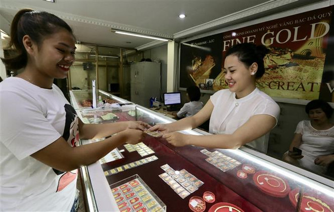 Khách mua bán vàng tại Công ty vàng Agribank, 91 Đinh Tiên Hoàng, Hà Nội. (Ảnh: Trần Việt/TTXVN) Thị trường vàng trong nước tuần qua biến động trong biên độ hẹp ảnh 1