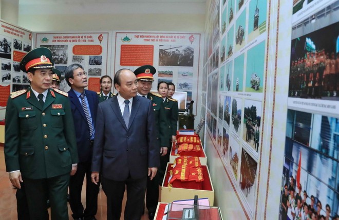 Thủ tướng thăm và làm việc tại Binh chủng Tăng Thiết giáp ảnh 1