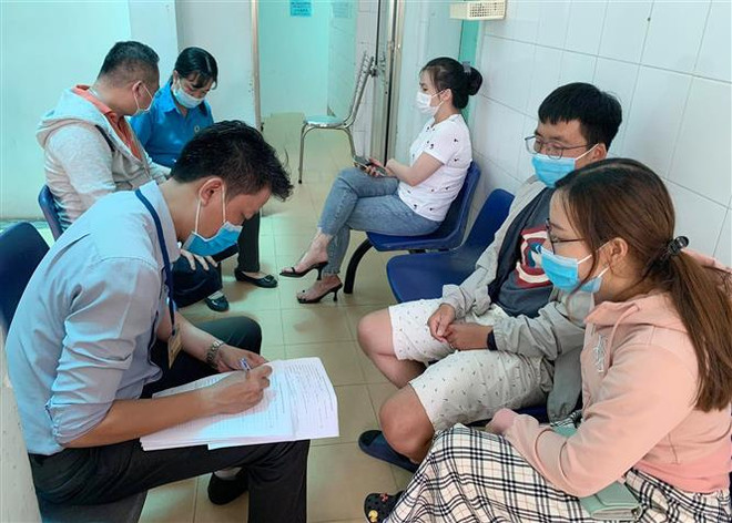 Người dân khai báo y tế tại Trung tâm Y tế Quận 3. (Ảnh: Đinh Hằng/TTXVN) 'TP.HCM cần siết chặt hơn các quy định phòng, chống dịch COVID-19' ảnh 1