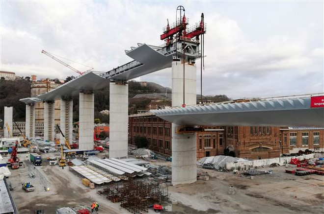 Cây cầu mới được xây dựng thay thế cây cầu cũ Morandi bị sập tại thành phố Genoa, Italy. (Ảnh: AFP/TTXVN) Italy kết thúc cuộc điều tra thảm họa sập cầu ở Genoa ảnh 1
