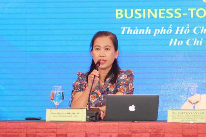 Bà Trần Lê Thanh Trúc, Trưởng phòng Việc làm an toàn lao động, thuộc Sở Lao động, Thương binh và Xã hội thành phố phát biểu tại hội nghị. (Ảnh: Thanh Vũ/TTXVN) Cơ hội nào cho lao động nước ngoài làm việc tại Việt Nam? ảnh 1