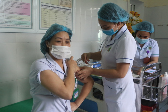 Nhân viên y tế Bệnh viên Đa khoa thành phố Vinh được tiêm vaccine phòng COVID-19 từ chiều ngày 20/4 đến 25/4. (Ảnh: Bích Huệ/TTXVN) Vĩnh Long, Nghệ An triển khai tiêm vaccine phòng COVID-19 đợt 1 ảnh 2