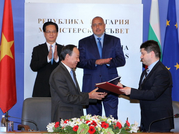 Thủ tướng Nguyễn Tấn Dũng hội đàm với Thủ tướng Bulgaria ảnh 2