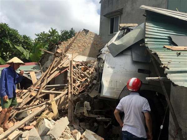 Xe đầu kéo va chạm xe máy, lao vào nhà dân khiến 3 người thương vong ảnh 1