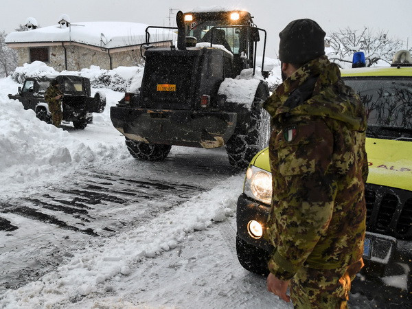 Italy: Tìm thấy 6 người còn sống ở khách sạn bị tuyết vùi lấp ảnh 1