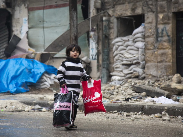 Người dân Syria sơ tán khỏi các khu vực do quân nổi dậy kiểm soát để đến các khu vực đã được quân Chính phủ giải phóng ở Aleppo ngày 13/12. (Ảnh: AFP/TTXVN) Giao tranh dữ dội lại nổ ra ở Aleppo, ít nhất 7 người thiệt mạng ảnh 1