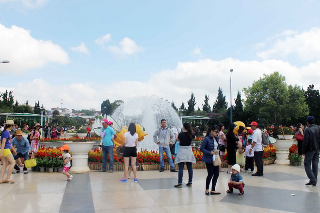 Đông đảo du khách đổ về Lâm Đồng, thăm xứ hoa Đà Lạt ảnh 4
