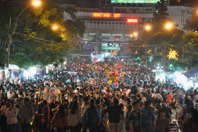 Đông đảo du khách đổ về Lâm Đồng, thăm xứ hoa Đà Lạt ảnh 3