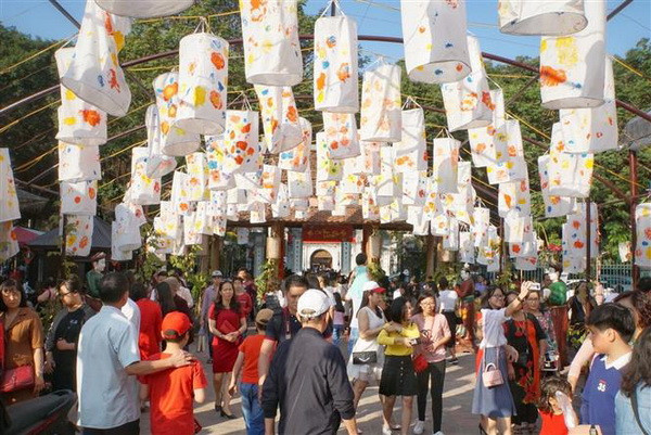 Mùng 3 Tết, miền Bắc nắng như mùa Hè, nhiệt độ cao nhất 32 độ C ảnh 1