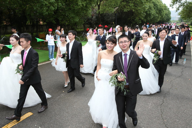 [Photo] 100 cặp tham dự đám cưới tập thể ở Trung Quốc ảnh 1
