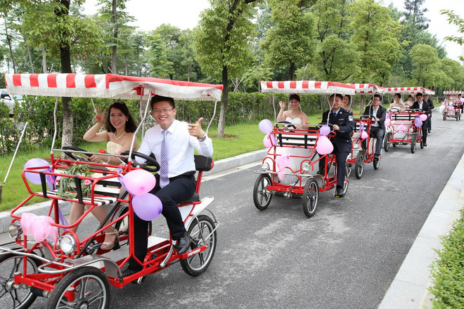 [Photo] 100 cặp tham dự đám cưới tập thể ở Trung Quốc ảnh 2