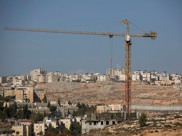 Công trình xây dựng khu định cư của Israel ở Pesqat Zeev phía Bắc Jerusalem, Khu Bờ Tây. (Nguồn: EPA/TTXVN) Mỹ và Palestine phủ nhận thông tin về việc hợp tác chống Israel ảnh 1