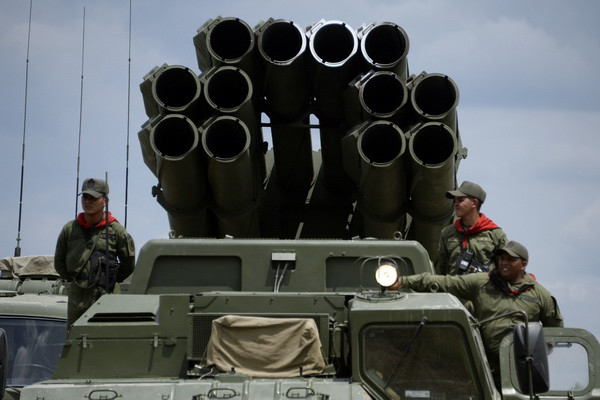 Quân đội Venezuela phóng thử nghiệm hệ thống tên lửa đa nòng BM-30 Smerch trong cuộc tập trận ở bang Apure. (Nguồn: AFP/TTXVN) Venezuela hiện đại hóa khí tài với công nghệ của Nga và Trung Quốc ảnh 1