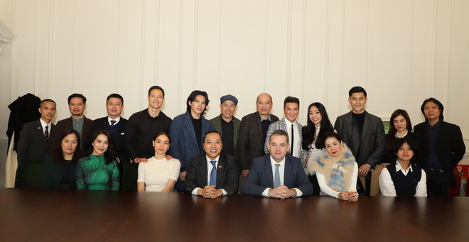 Bộ trưởng Văn phòng Nội các Anh tiếp các nghệ sỹ Việt Nam ảnh 2