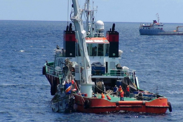 Vớt được 2 hộp đen máy bay CASA-212, tìm thấy thêm 2 thi thể ảnh 1