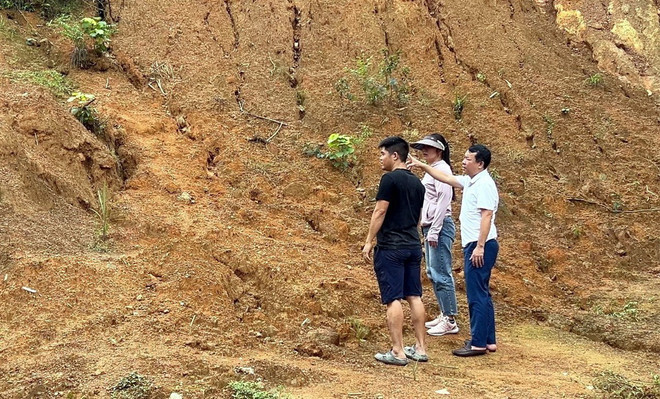 Mưa lớn làm sạt trượt mái taluy dương làm thiệt hại về nhà ở, tài sản và nguy hiểm đến cuộc sống của các hộ gia đình tại tổ dân phố Vĩnh Hưng, thị trấn Vĩnh Lộc, huyện Chiêm Hóa, tỉnh Tuyên Quang. (Ảnh: TTXVN phát) ttxvn_tuyen_quang_cong_bo_tinh_huong_khan_cap_ve_thien_tai.jpg